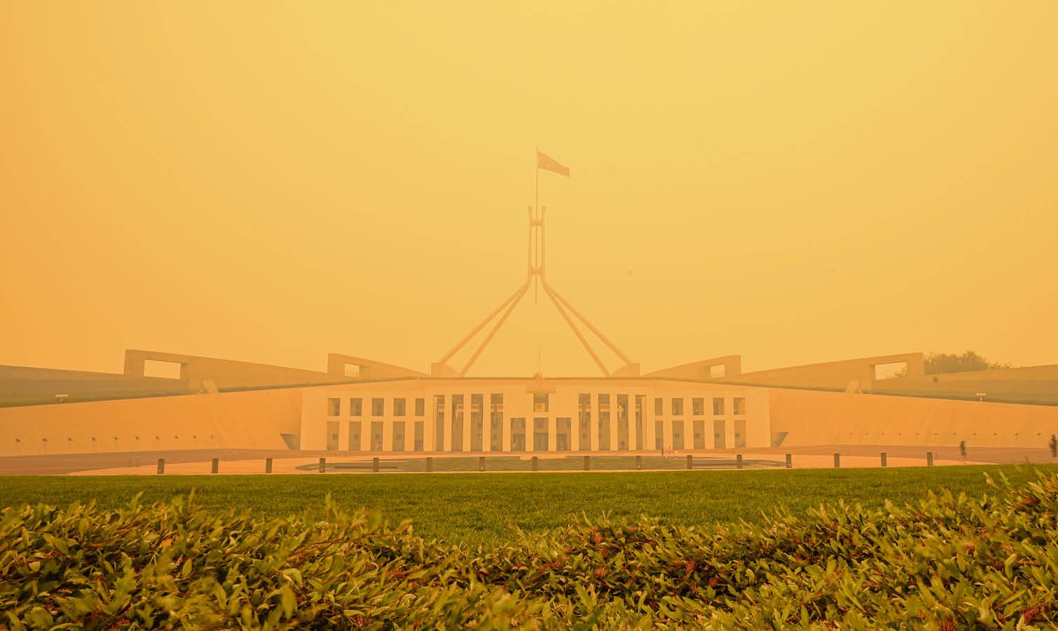 bushfire smoke parliament house canberra
